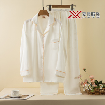 Белый пижамный комплект из жаккардового атласа с золотой окантовкой