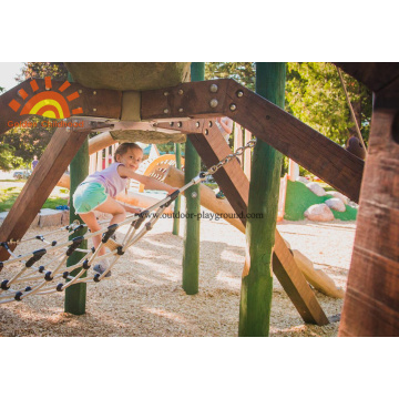 Sculpture en bois de grimpeur en plein air pour enfants