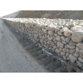 Gabion Box используется для защиты берега реки