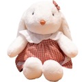 Les jouets en peluche de lapin blanc en robe