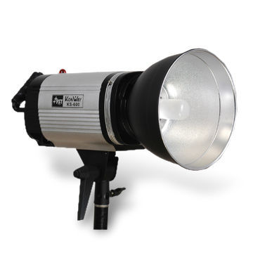 Studio Flashlight with 5,200 to 5,600K Color Temperature and Helical Socket Holder