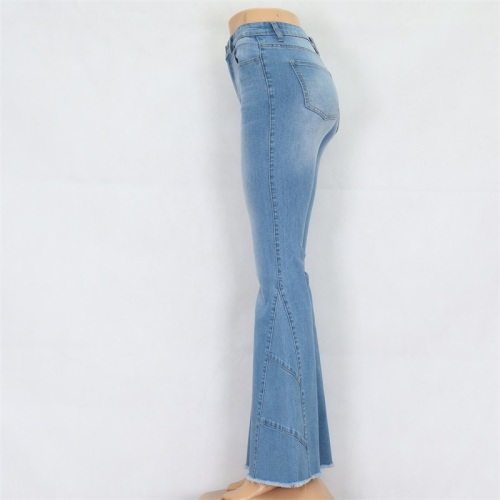 Die ausgestellten Jeans im Großhandel der Frauen im Großhandel