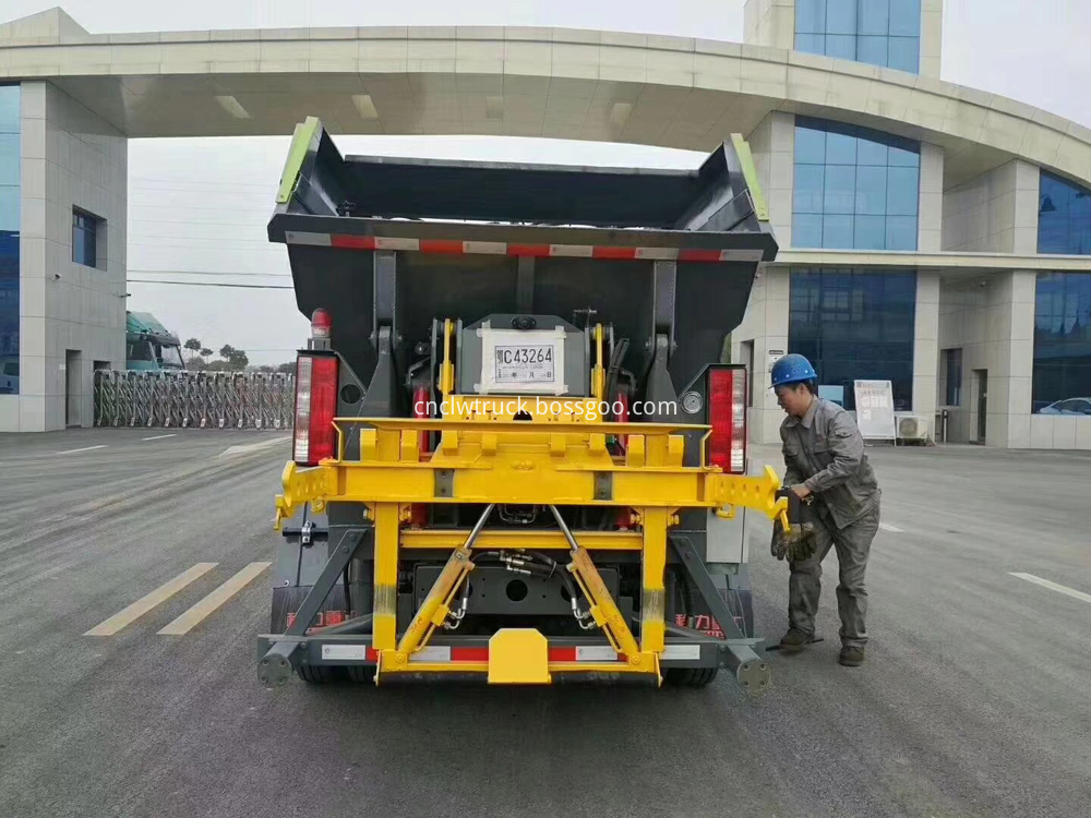 Rear Loader Compactor Truck 6