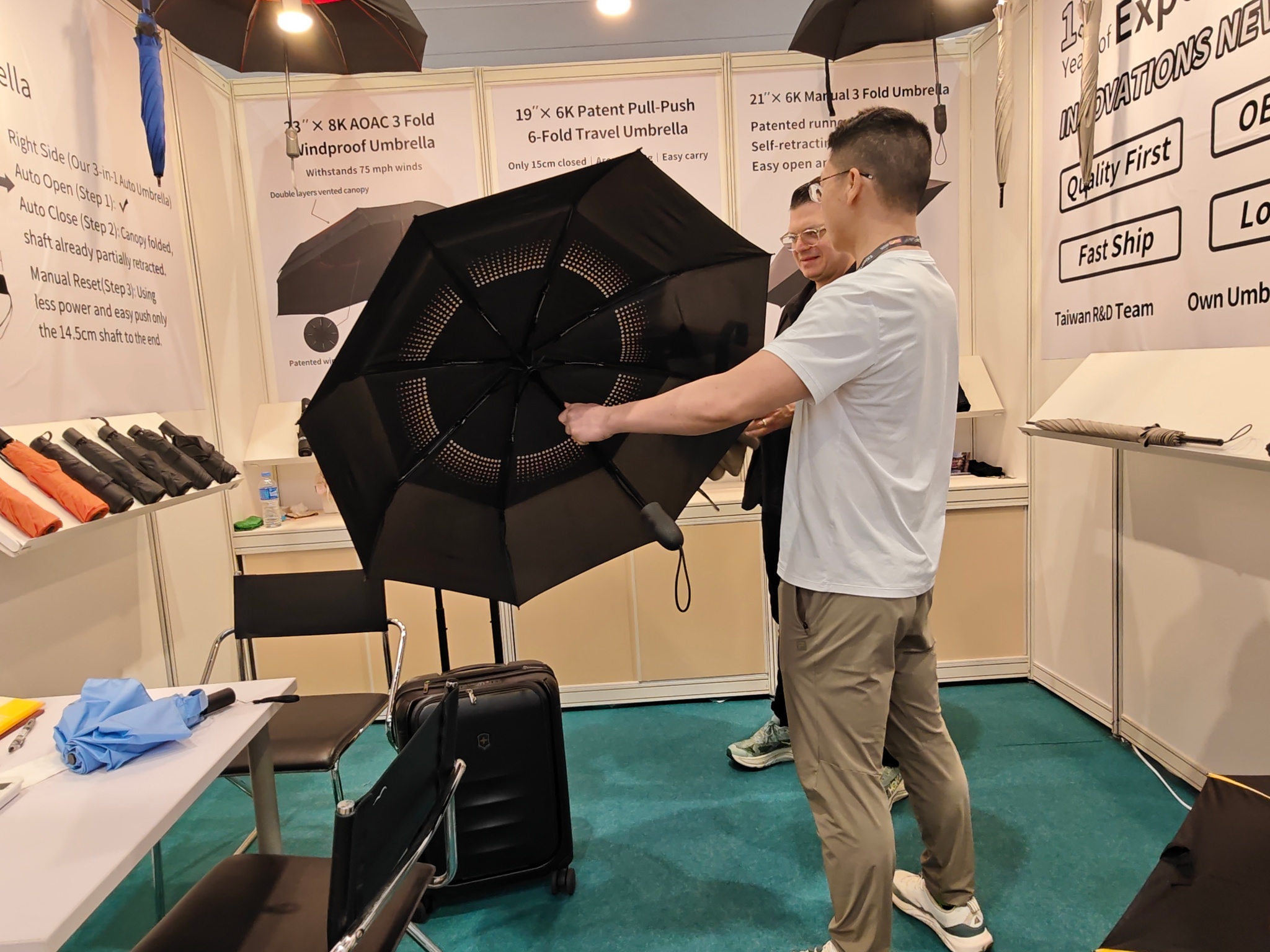 Introducing-windproof-umbrella-to-buyer