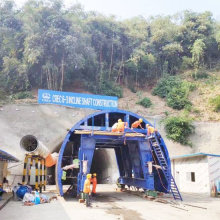 Equipamento para construção de túnel com carrinho de eixo inclinado