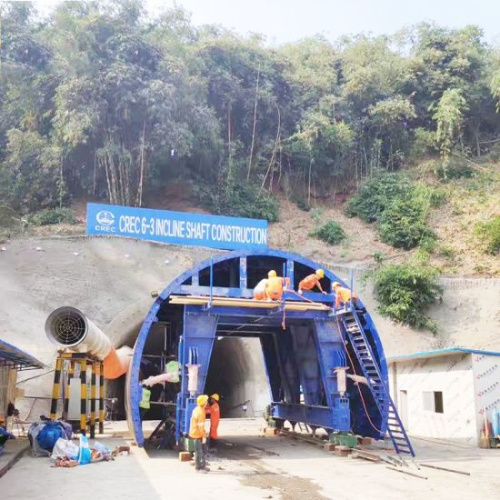 Equipamento para construção de túnel com carrinho de eixo inclinado