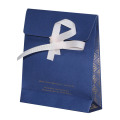Bolsa de papel con cinta de regalo