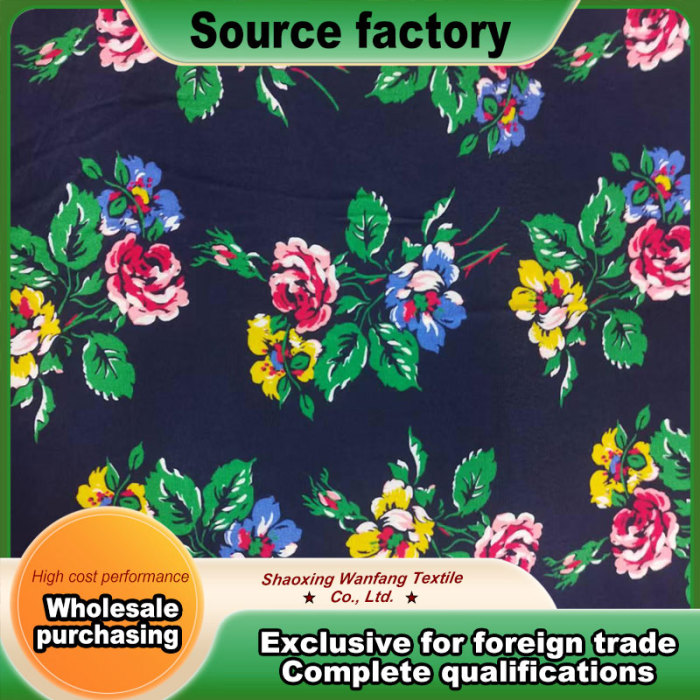 Koyu lacivert tabanın her yerinde büyük çiçek desenli