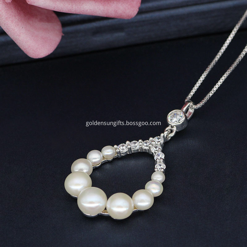 White Button Pearl Pendant Necklace