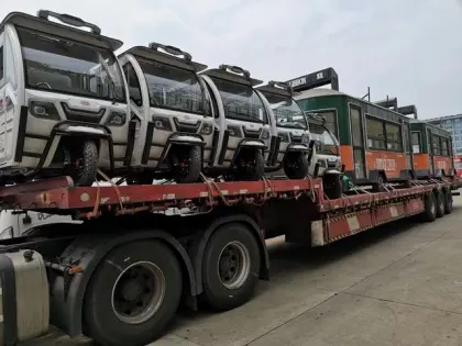 Fully enclosed express three-wheeled electric vehicle