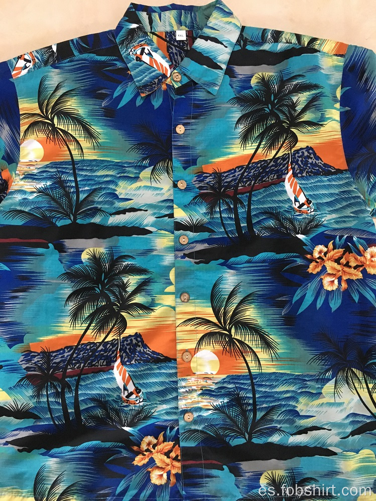 Camisa hawaiana con estampado de poliéster junto al mar