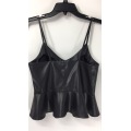 Camisole en cuir noir à ourlet volanté pour femme