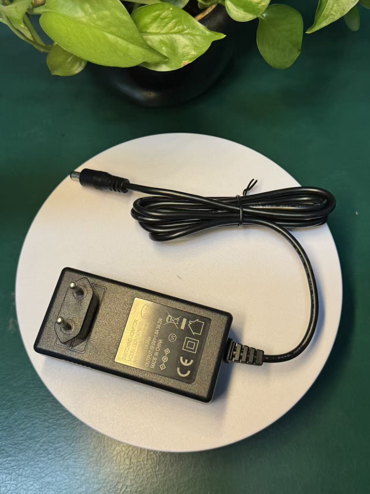 19V 1.8A 36W Home Wall Plug Power Adapter with High Efficiency