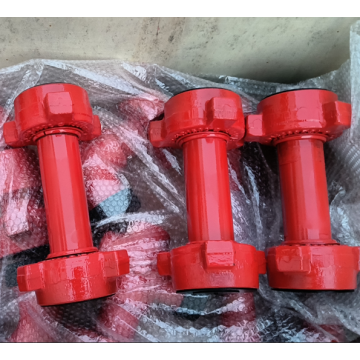 Martelando a tubulação rígida do bico