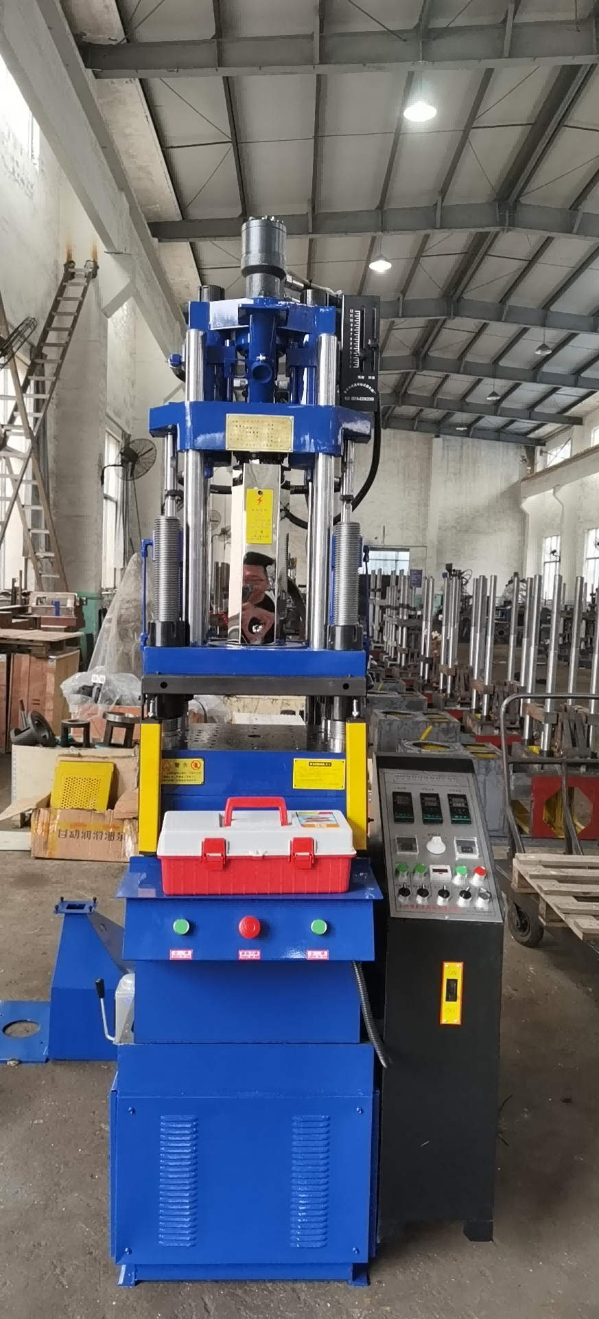 Glass leg frames vertical injection molding machine