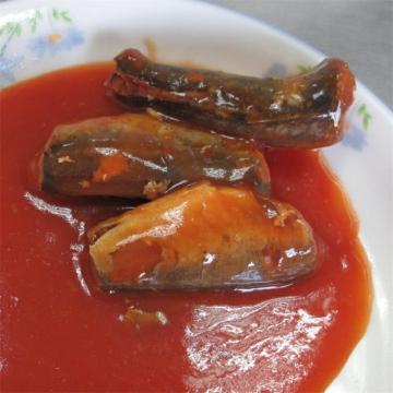 Sardinhas de peixe em conserva com molho de tomate
