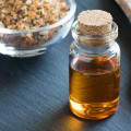 روغن ضروری Myrrh خالص و طبیعی است