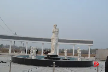 Large lady water fountains