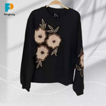 Siyah Yün Kazak Üzerine El Yapımı Çiçek Nakış