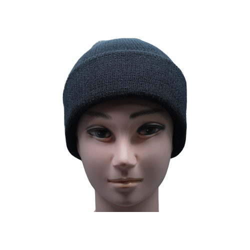 Теплая черная вязаная шапка на все времена года