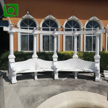 Scultura di sedia lunga in marmo con colonne e decorazioni di leoni