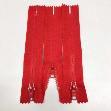 Fabriek voorzien van rode plastic ritsen voor jas