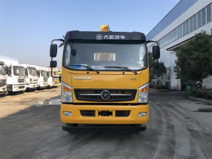 XCMG telescopic boom truck mounted 5T crane