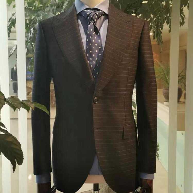 بدلة زفاف راقية مع سترة ضيقة