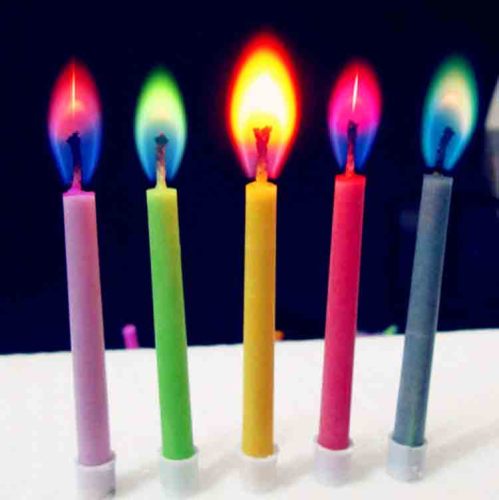 Warna api kembang api kue ulang tahun lilin