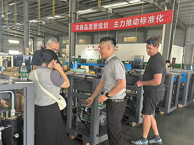 Mobile screw air compressor customers visit the factory