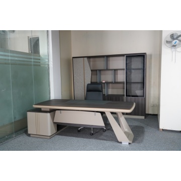 Mesa executiva moderna com armário lateral