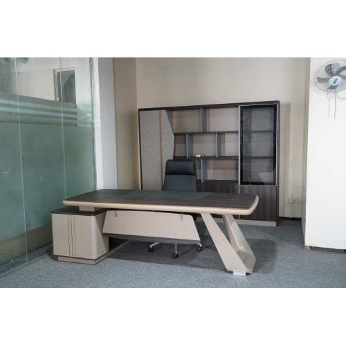 Mesa executiva moderna com armário lateral