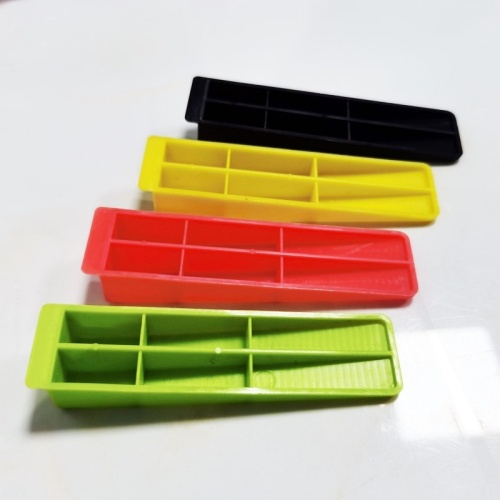 PP insert tile leveling device