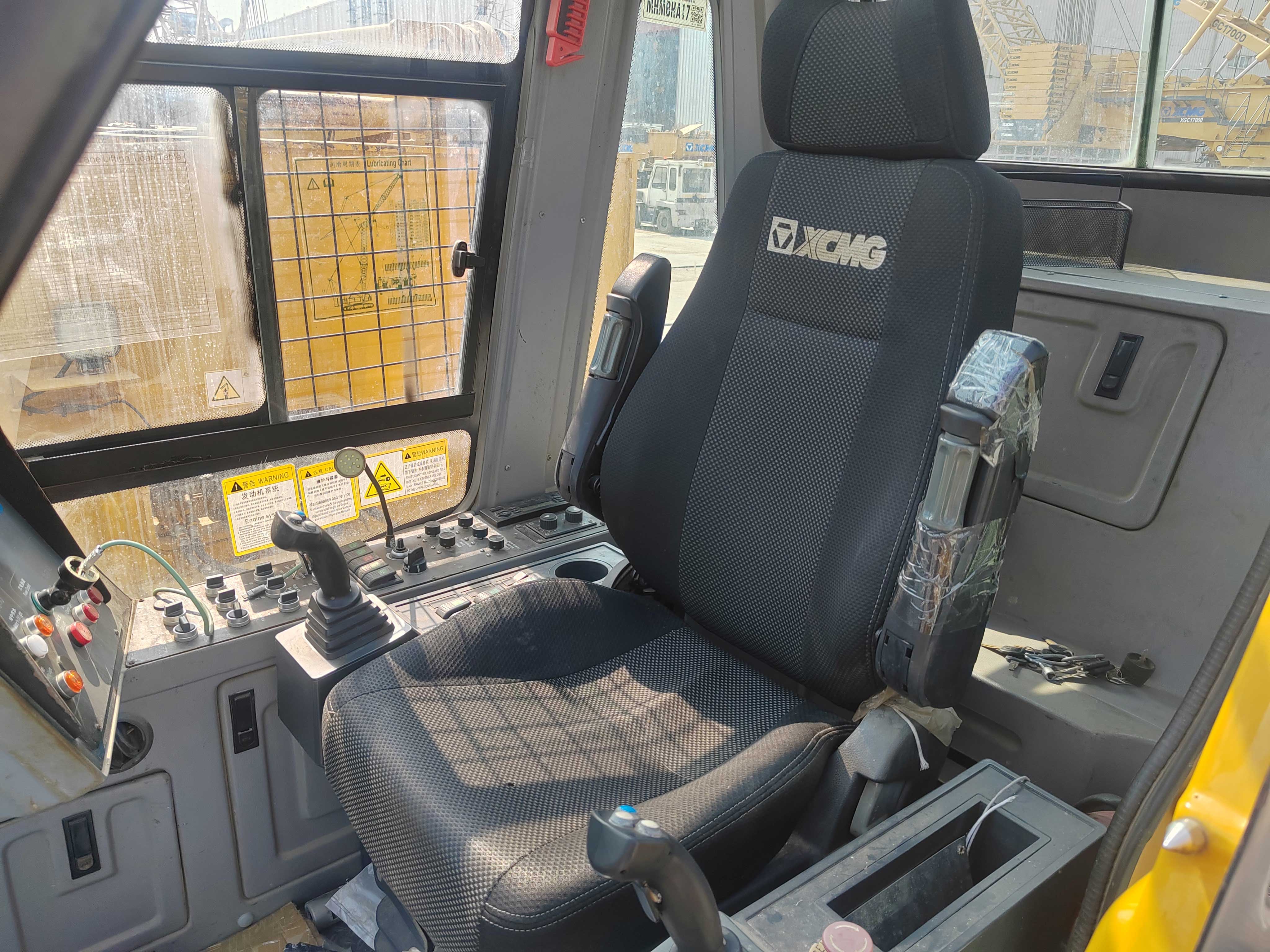 Foot-pedals-and-brakes-inside-used-crawler-crane Foot-pedals-and-brakes-inside-used-crawler-crane