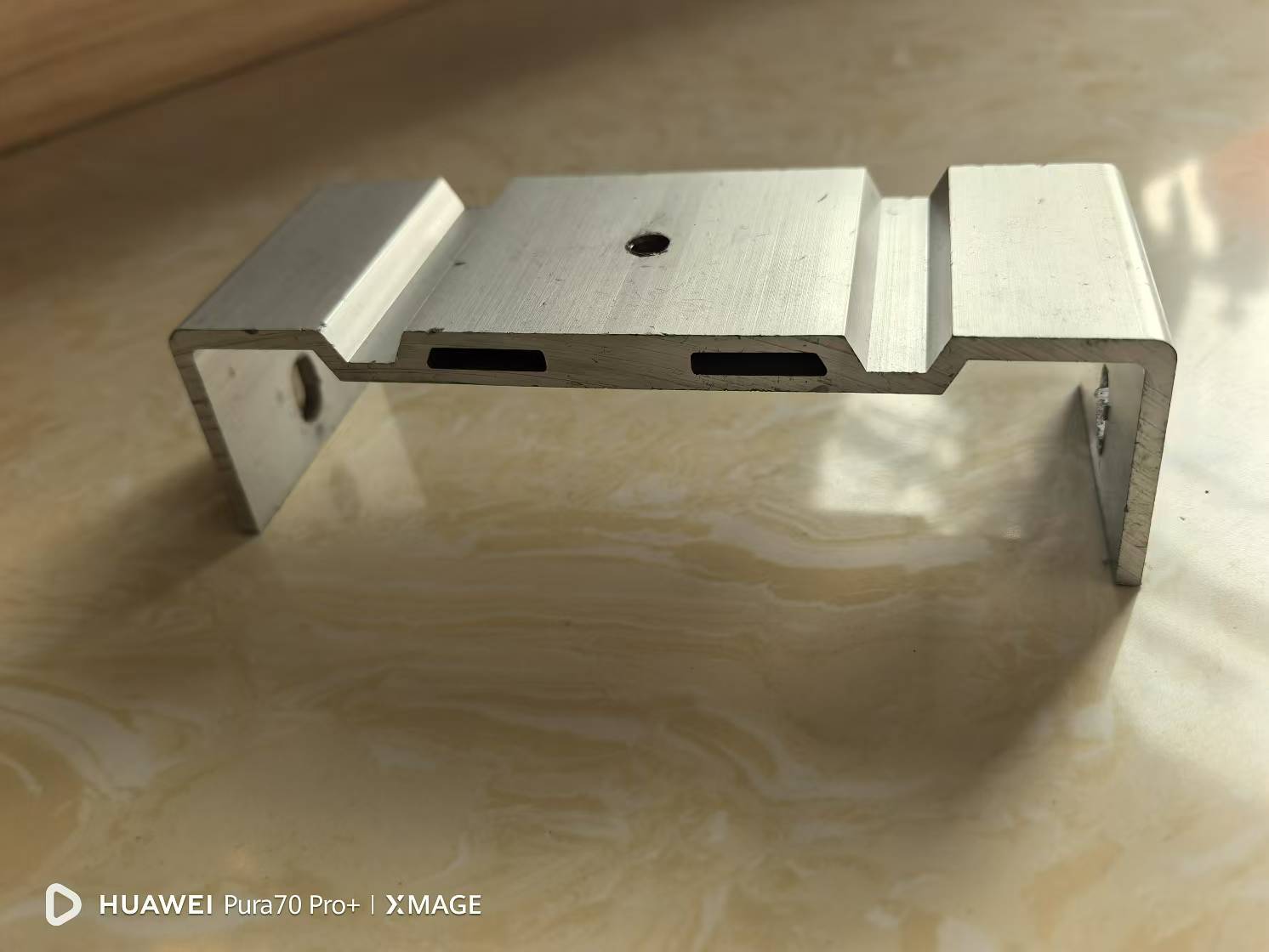 Anodized aluminum alloy support in BIPV