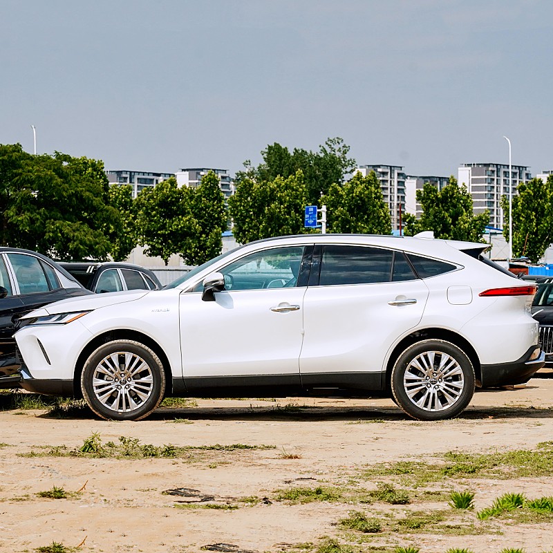 5-seater Toyota Harrier for family transportation