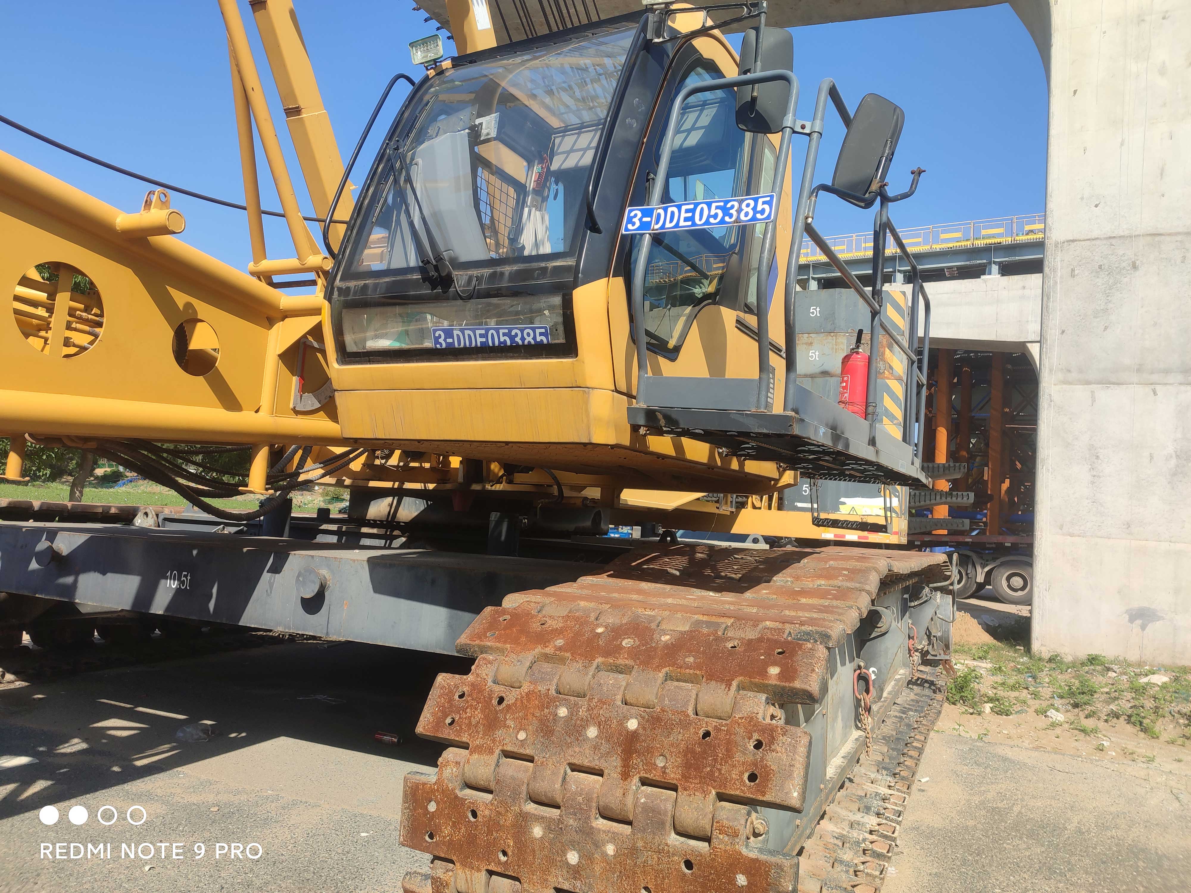 the-front-view-of-used-crawler-crane-xgc200