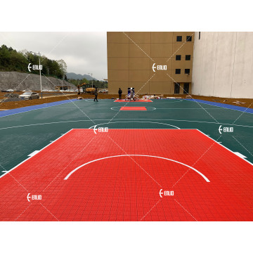 Tägliches Training Basketballplatz Vorgarten mit Fliesen