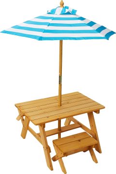 Table en bois extérieure avec parapluie rayé