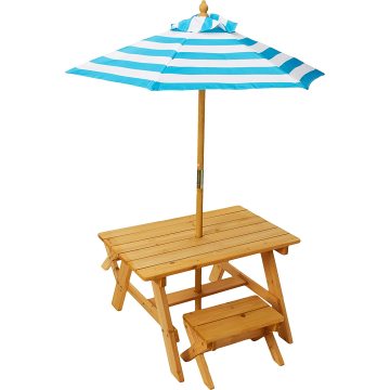Mesa de madera al aire libre con paraguas a rayas