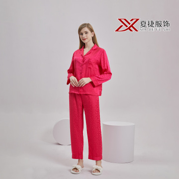 Комплект домашней одежды из атласа фуксии с леопардовым узором