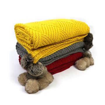Handgefertigte gemütliche klobige Strickdecke mit Pompons für Erwachsene