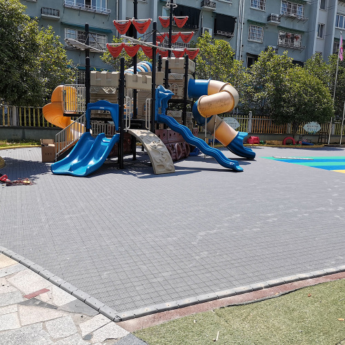 Fliesen für den Kindergartenplatz im Freien