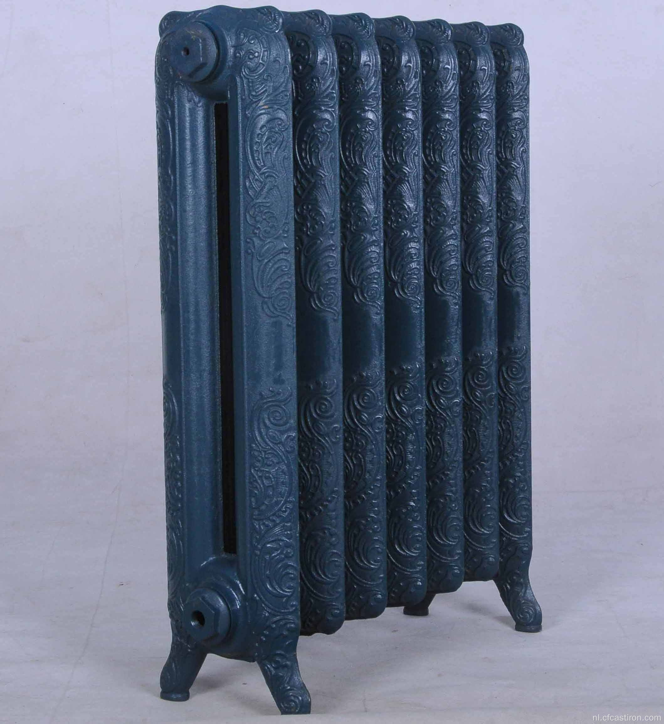 Antieke sierlijke gietijzeren radiator