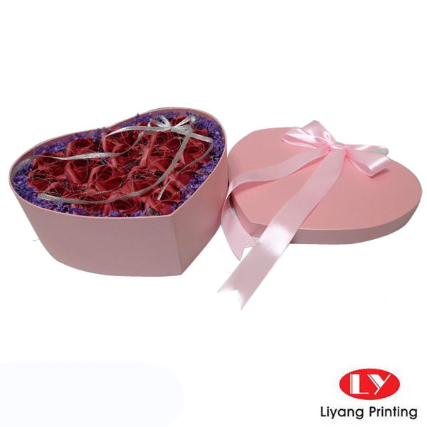 صندوق هدايا الورق الوردي شكل القلب للزهور