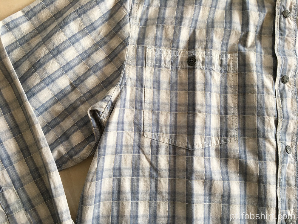 Camisa masculina tingida com fio de algodão