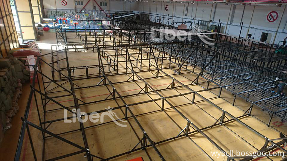 Parco di trampolini interni indoor trampoline park