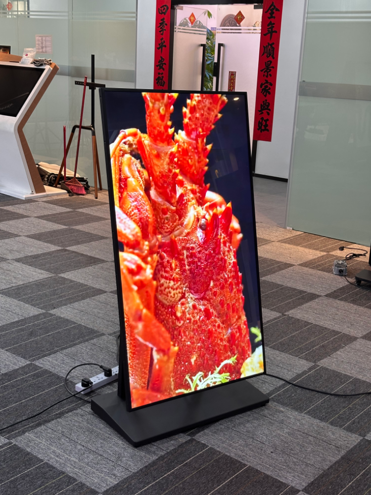 Optimize edilmiş müşteri görüntülemesi için ayarlanabilir yükseklik açısı tasarımı