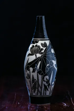 Black glaze flower picking white crane flower pattern plum vase