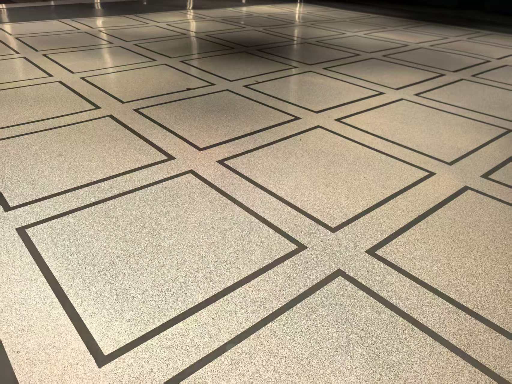 Autonivelante epoxi resistente a la intemperie con acabado color arena